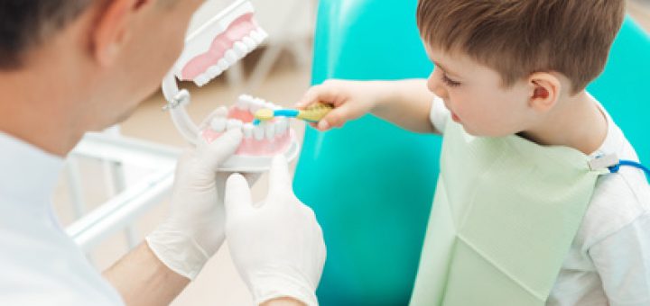 Wie man richtig Zähne putzt. Erklärung für Kinder